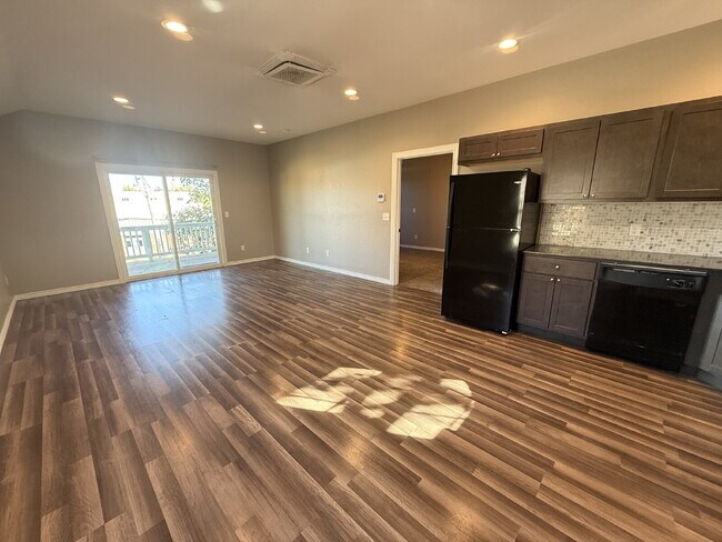 Building Photo - 1 Bed, 1 Bath Townhome Near Asian District