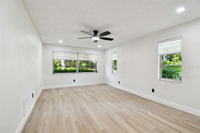 Building Photo - 970 Rolling Hills Dr
