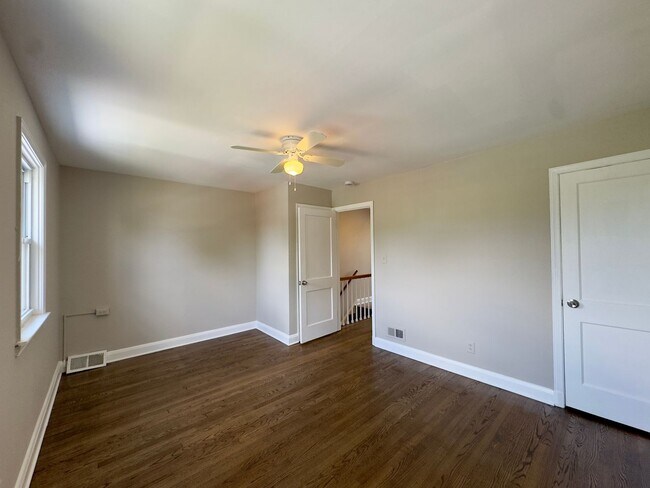 Building Photo - 433 Oakwood Rd