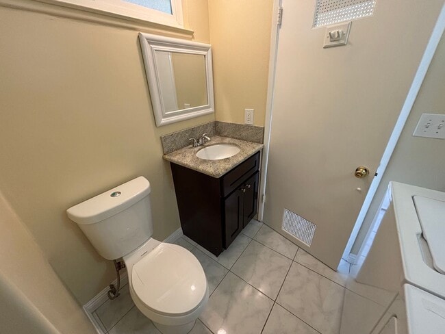 Building Photo - Clean and upgraded 3 bedroom townhouse available in Fountain Valley