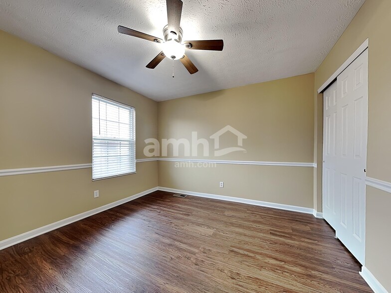Building Photo - 2025 Apple Knoll Ln