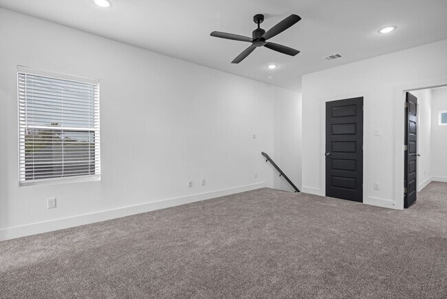 Building Photo - NOW LEASING!  4 bed, 4.5 bath modern home