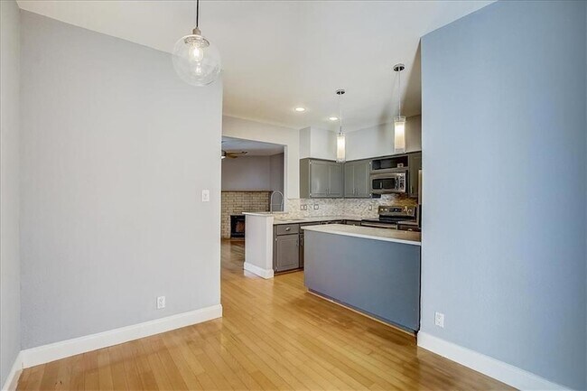 Building Photo - 1307 Kinney Ave