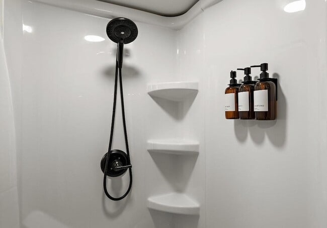 Building Photo - 1424 Vista Ln SW