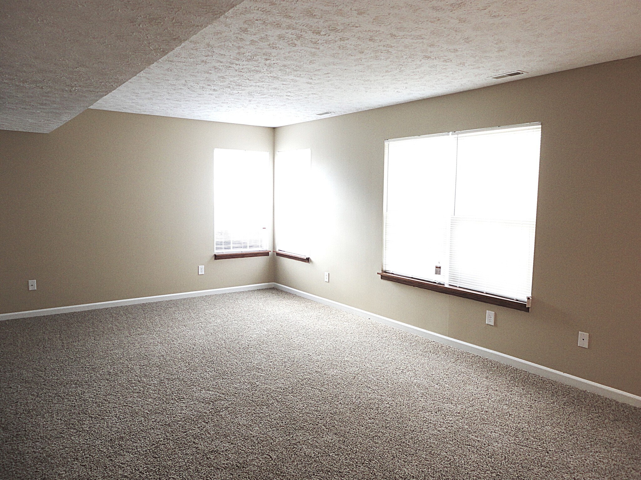 Building Photo - 9990 Palmaire Pl