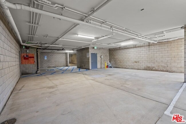 Building Photo - 5114 Cahuenga Blvd
