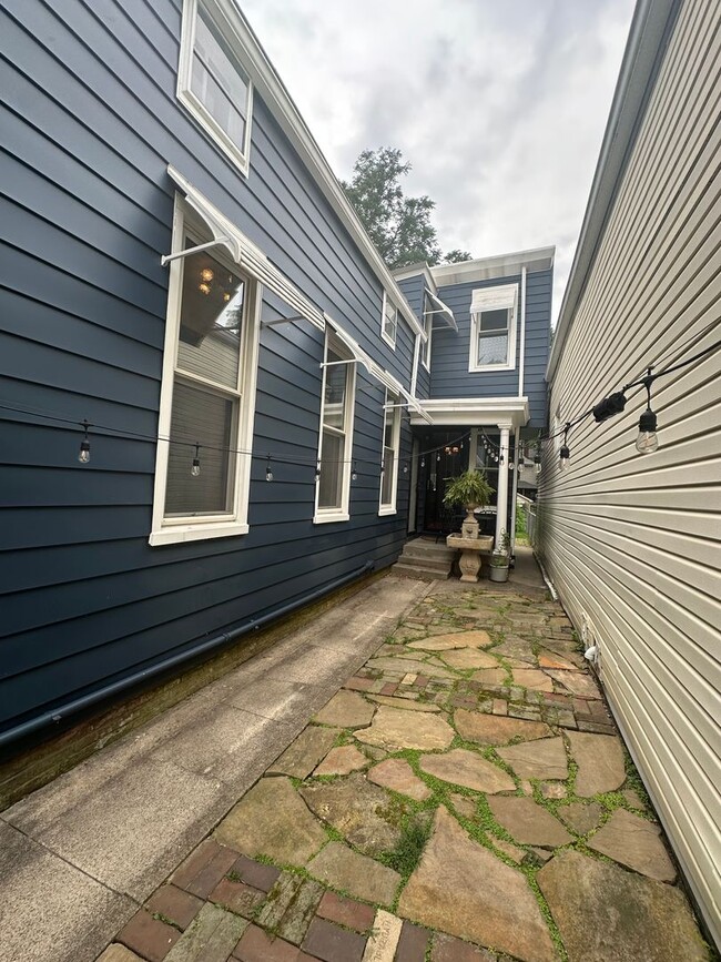 Building Photo - Charming 3BR/2.5BA Home For Rent in Highla...
