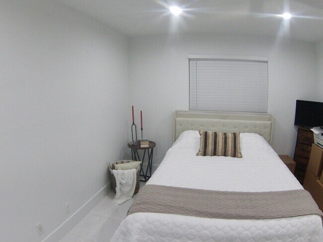 Building Photo - 541 Normandy Ln