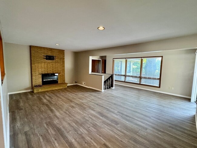 Building Photo - Spacious, Private Retreat in the Heart of the City