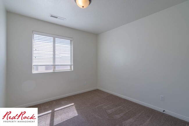 Building Photo - DOG-FRIENDLY 3 Bedroom Townhome with INTER...