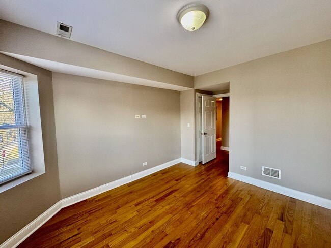 Building Photo - 3 Bedroom Apartment in Rogers Park