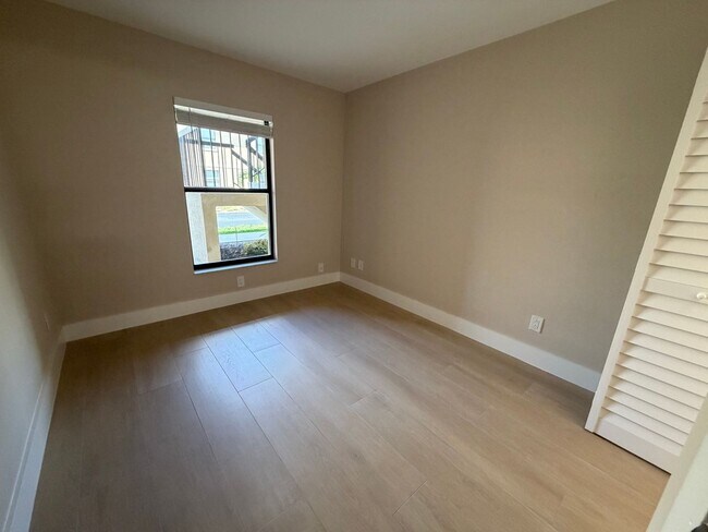 Building Photo - 5317 Summerlin Rd