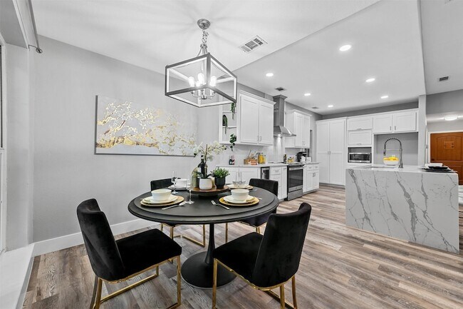 Building Photo - 303 Riva Ridge