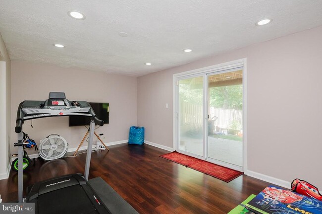 Building Photo - 3760 Bonnybridge Pl