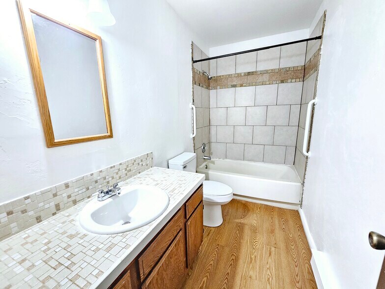 Building Photo - 3255 Mesa Ave