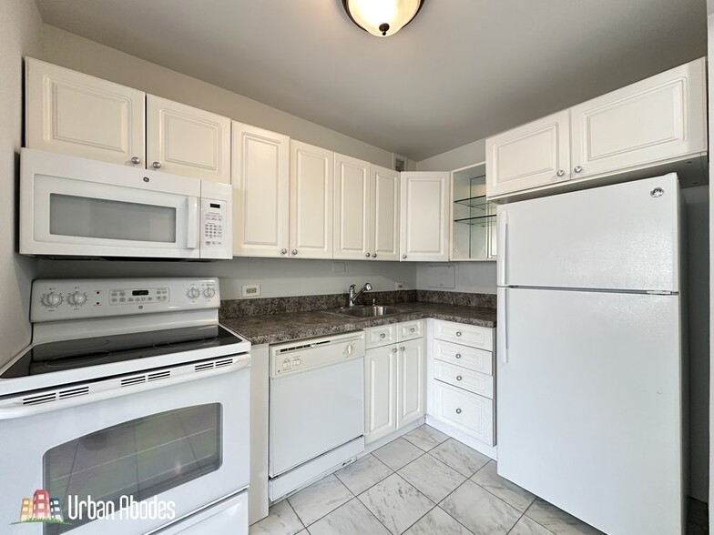 Building Photo - 1335 N Dearborn St