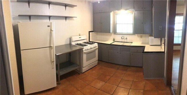 Building Photo - 1501 W 40th St