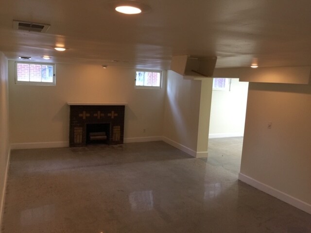 Building Photo - 3939 Wyandot st