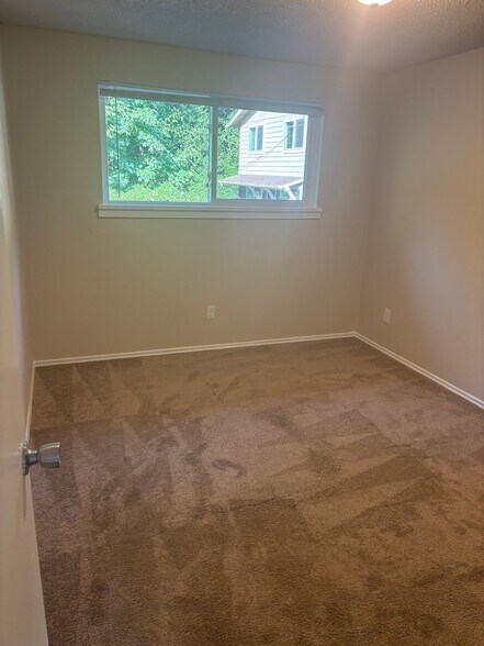 Building Photo - 1620 Kent Des Moines Rd