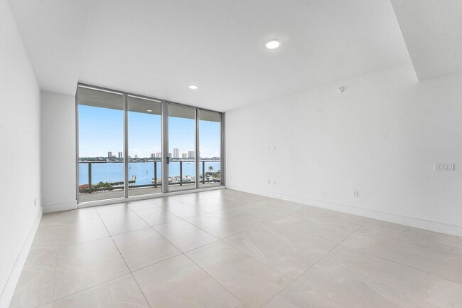 Building Photo - 220 Lake Shore Dr