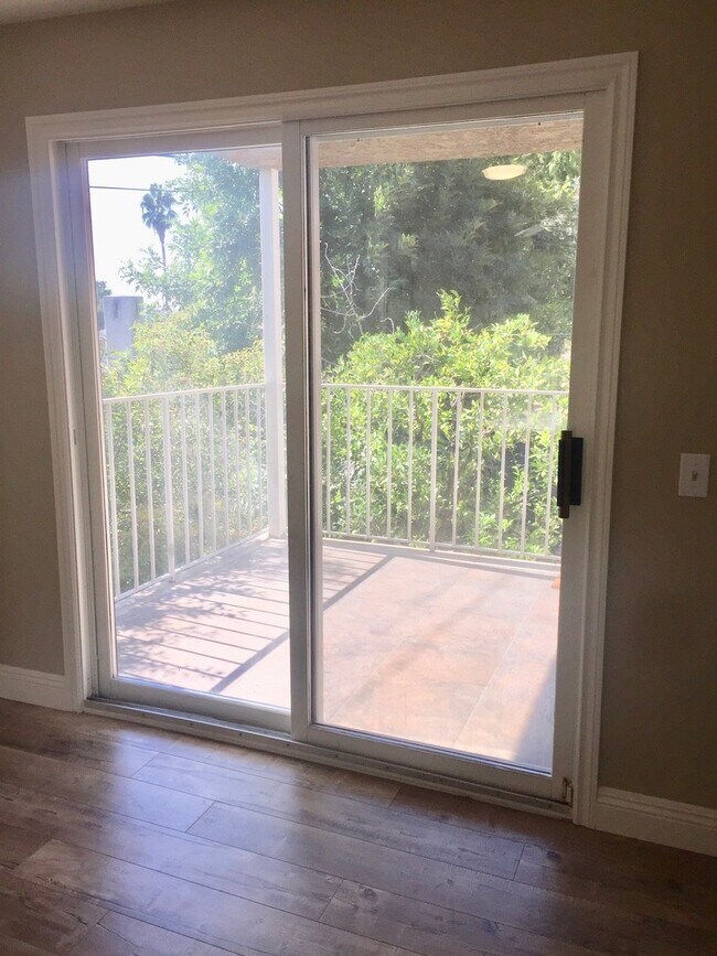 Building Photo - Glendale Hills traditional with fabulous views