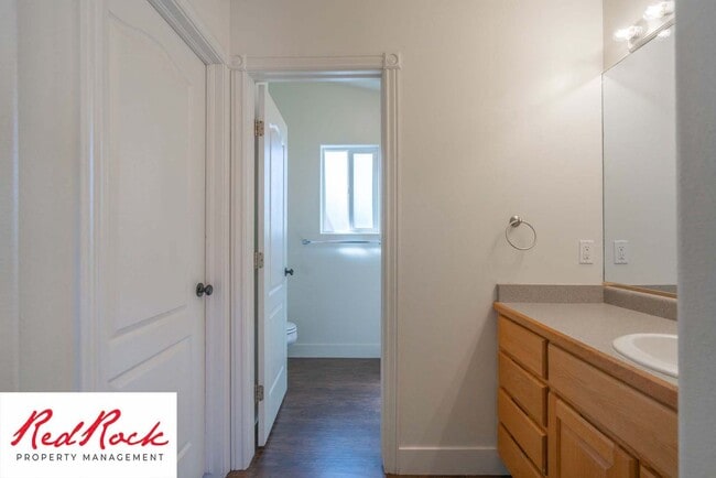 Building Photo - Spacious 3-Bed, 2-Bath Ivins Townhome – Do...