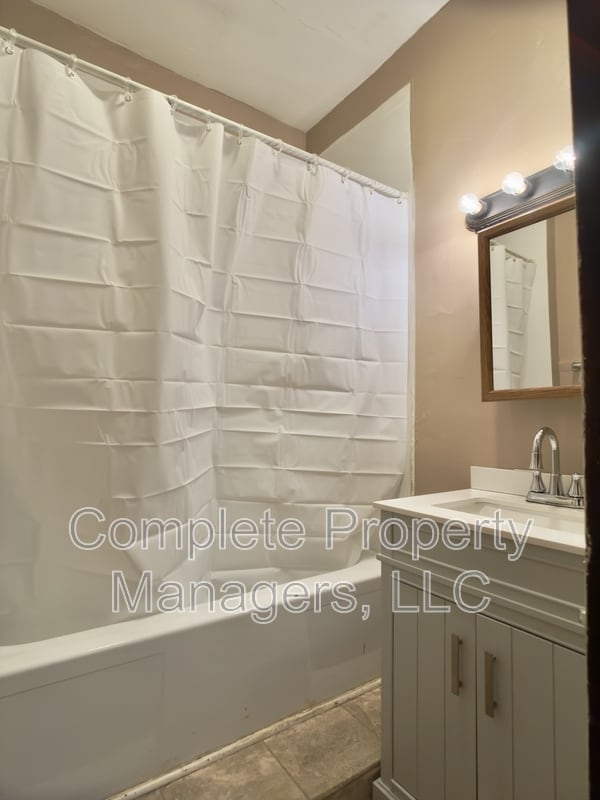 Building Photo - 325 E Washington St