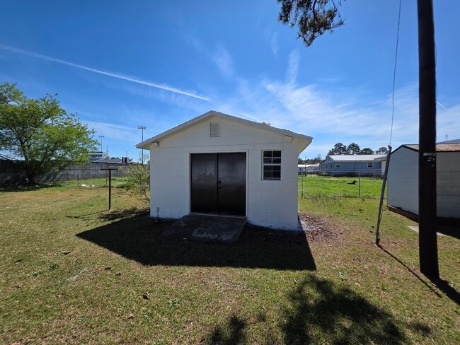 Building Photo - 1001 James St