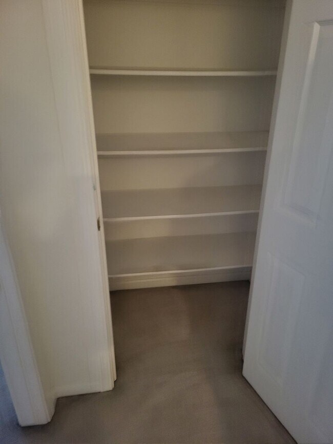 Building Photo - 5049 Pine Lake Ct