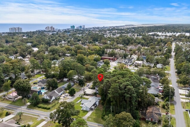 Building Photo - 8 Blocks to the Beach!!