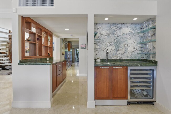 Building Photo - 1172 Hillsboro Mile
