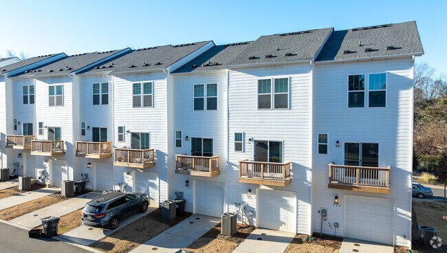Building Photo - Townes at Five Points