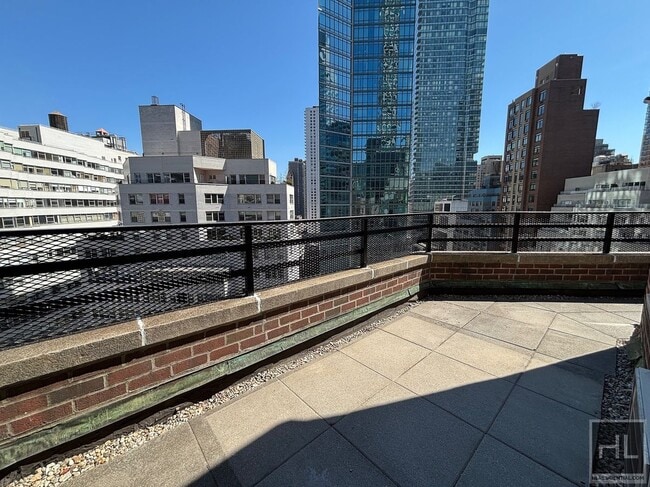 Building Photo - 157e E 57th St