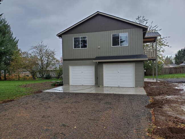 Building Photo - Newer Construction 2 Bedroom, 1 Bathroom, OREGON CITY Ready To Lease!