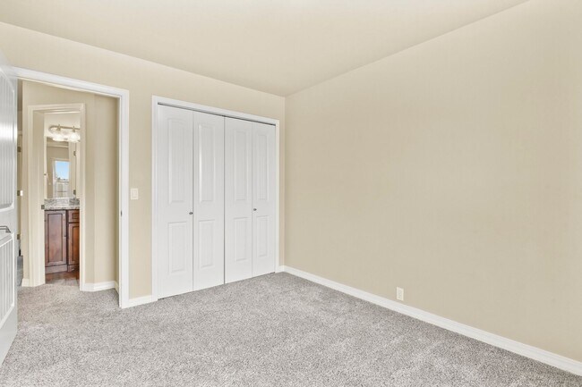 Building Photo - Stunning 5 Bedroom in School District 20