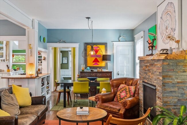 Building Photo - Furnished or unfurnished updated single family home in The Highlands.