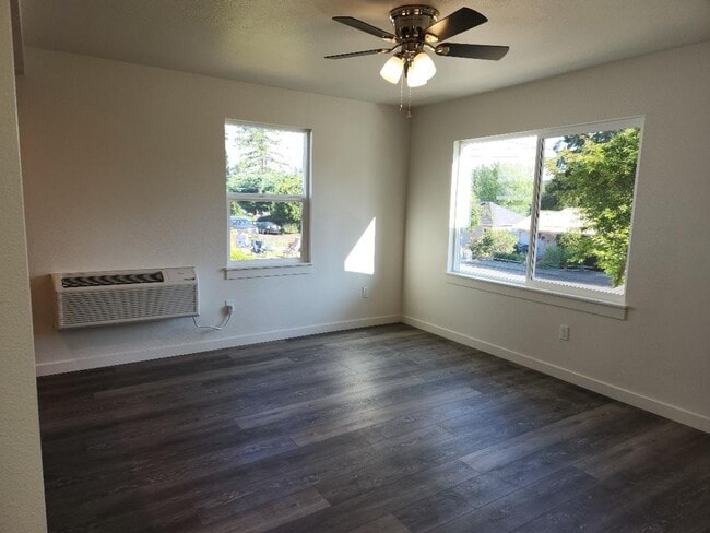 Building Photo - 3bedroom 2bath House