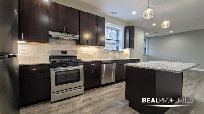 Building Photo - 3 bedroom in EVANSTON IL 60202