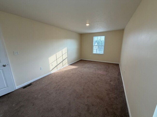 Building Photo - 422 Labrador Ln