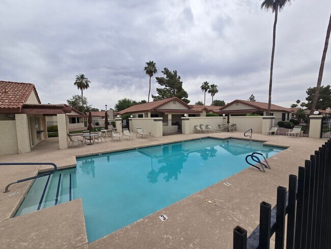 Building Photo - 1120 N Val Vista Dr