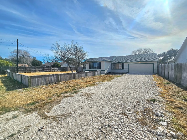 Building Photo - 513 Oakdale Dr