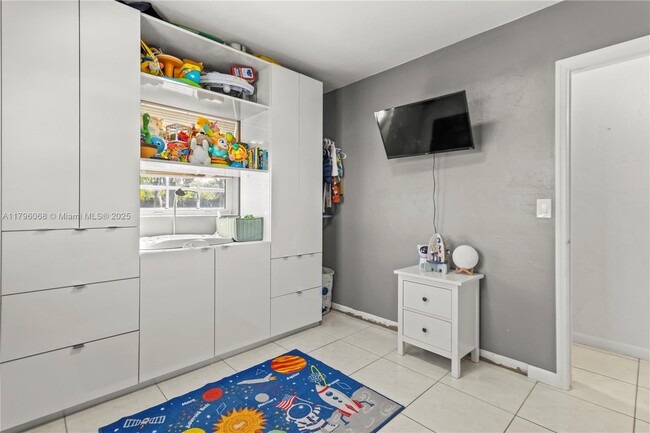 Building Photo - 4200 SW 38th St