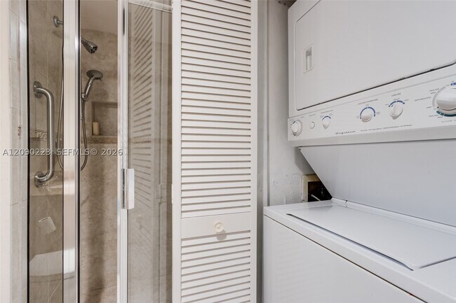 Building Photo - 8566 Casa Del Lago