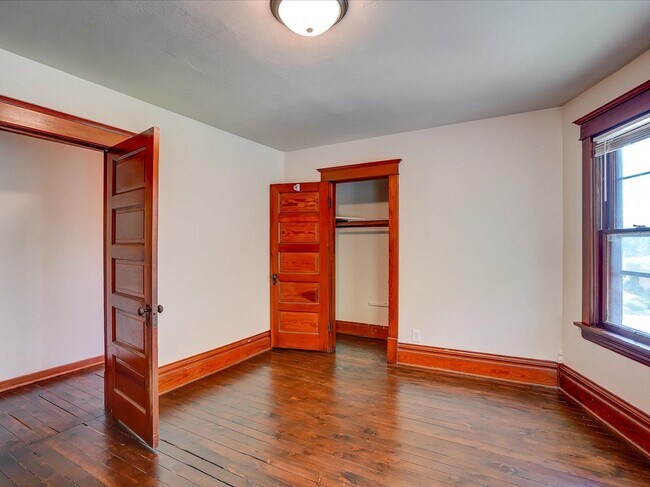Building Photo - 302 S Shuman St