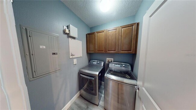 Building Photo - 1230 Wright Cir