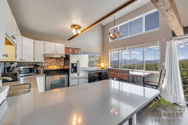 Building Photo - Buffalo Ridge - Spacious unit with Wifi, Covered Parking & Clubhouse