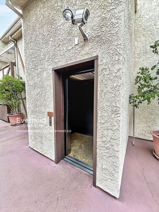 Building Photo - Lovely 2-Bed, 2-Bath Condo with Great Loca...