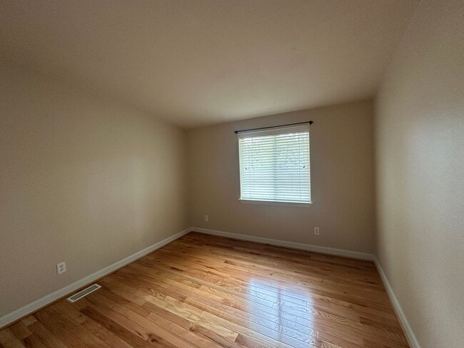 Building Photo - 3 Bedroom / 2 Bathroom Home in The Gated Troutcreek Village in Sisters