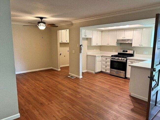 Building Photo - Remodeled Beautiful 2 Bedroom Senior Duple...