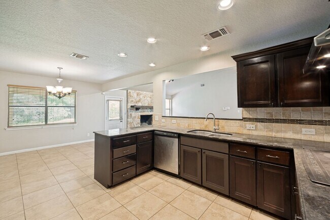 Building Photo - BEAUTIFUL 3-BEDROOM, SINGLE STORY HOME IN HIDDEN FOREST